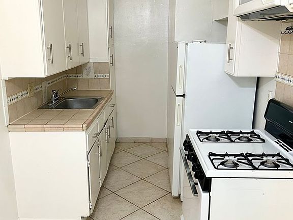 3rd image of 2812 D St APT 2