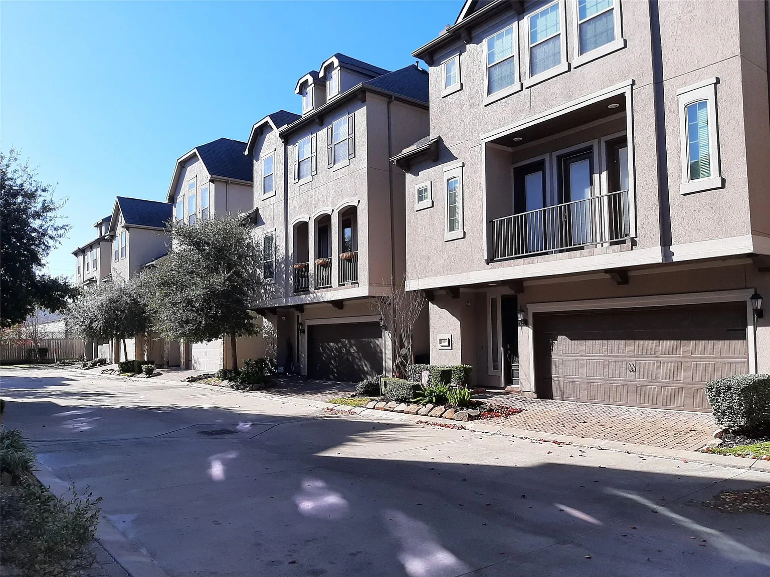 3 bed, 3.5 bath, 2682 sqft, $3,200 — Photo 2