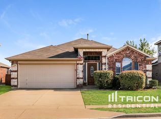 425 Elk Run Dr, Fort Worth, TX 76140