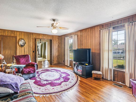 4th image of 3729 Edgewater Dr