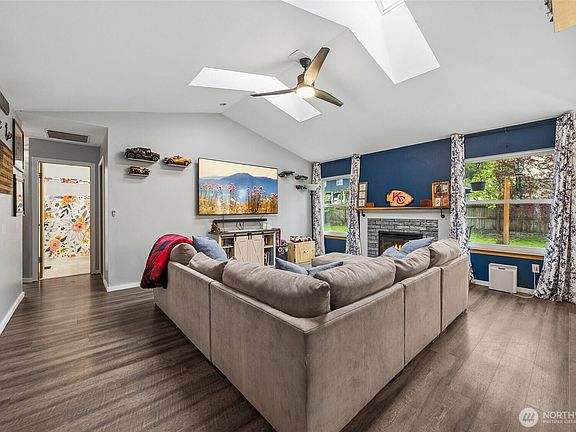 4th image of 735 NE Marric Court