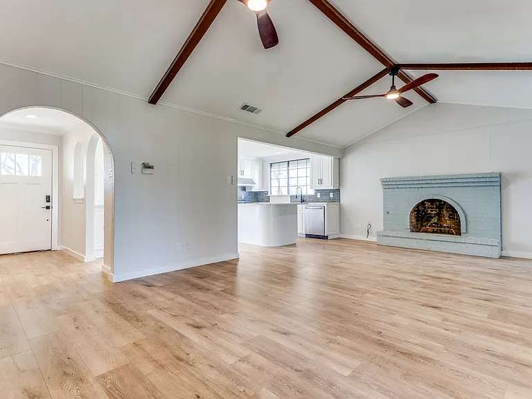 1821 Travis St — Photo 11
