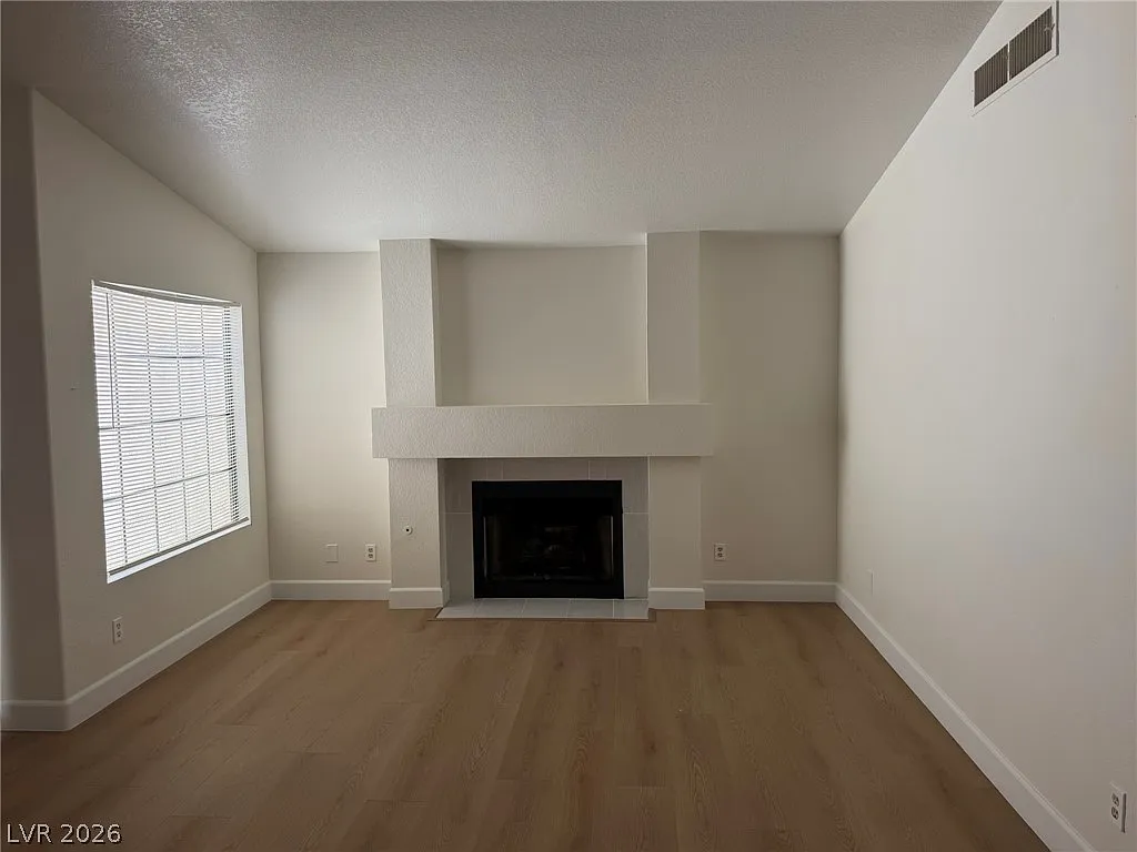 3 bed, 2.0 bath, 1493 sqft, $1,900 — Photo 4