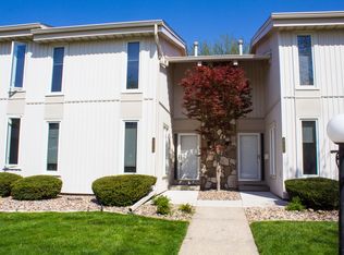 4559 Bunker Hill Dr, Bettendorf, IA 52722