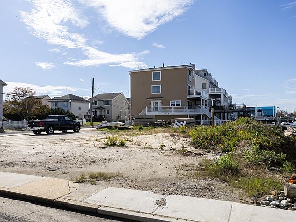 3rd image of 800 N Massachusetts Ave