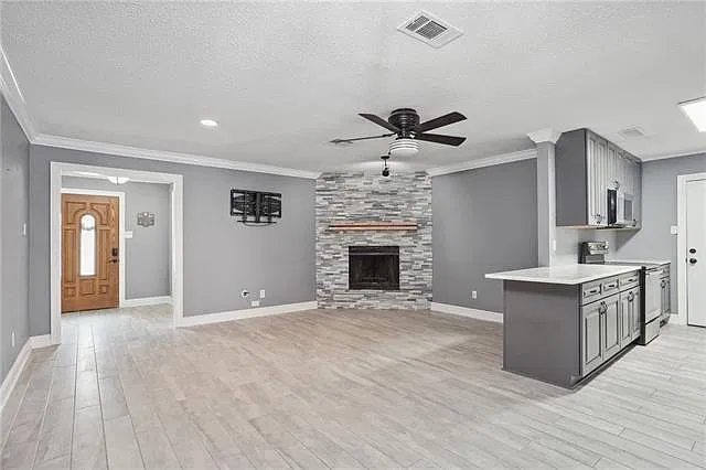 3 bed, 2.0 bath, 1768 sqft, $2,300 — Photo 4