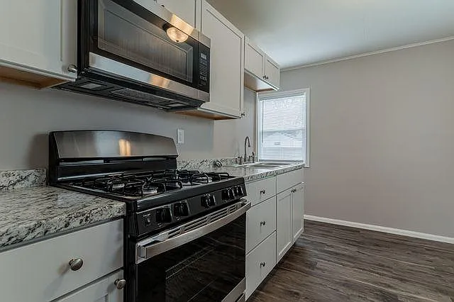 1401 Laurel Dr photo 1