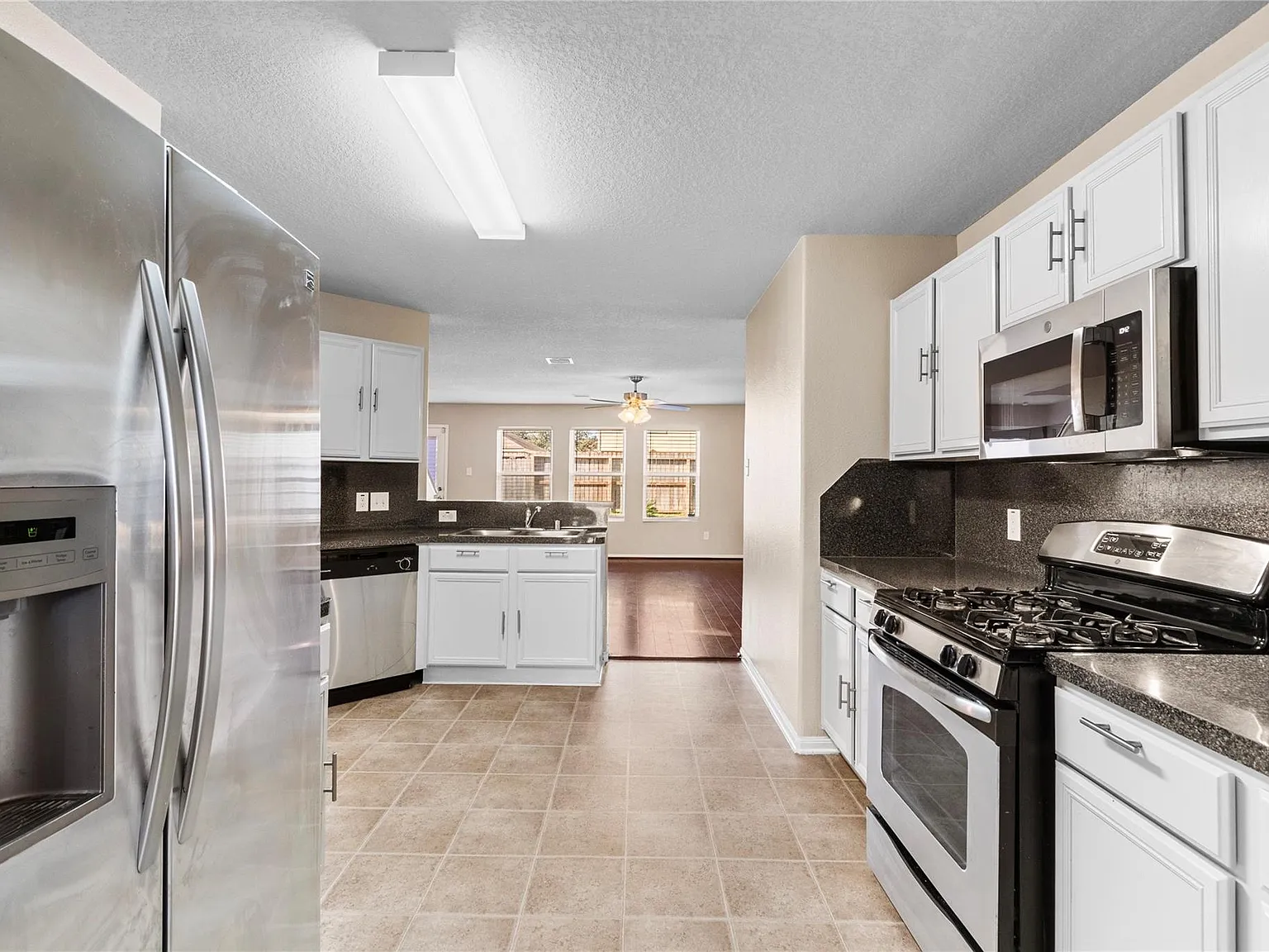 5 bed, 3.0 bath, 2500 sqft, $2,650 — Photo 3