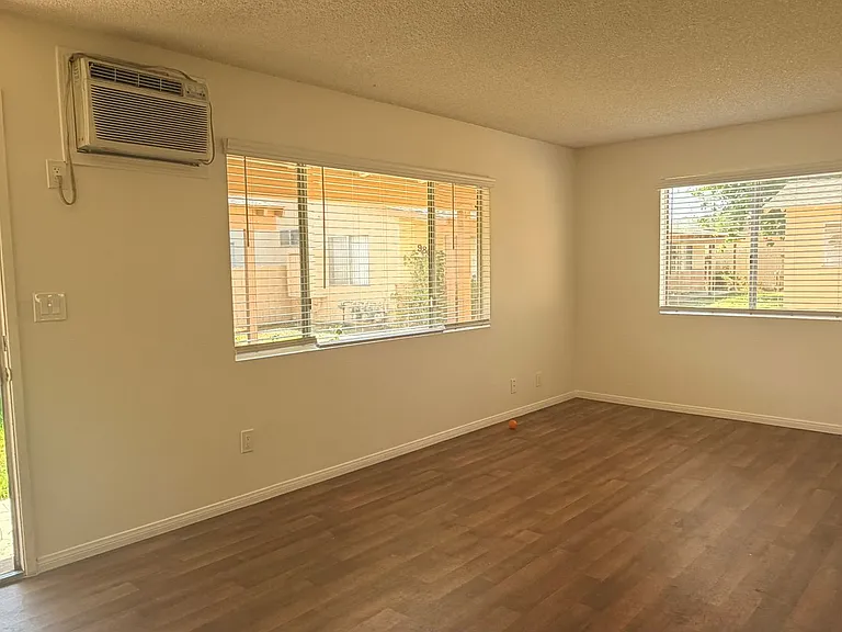 974 Merritt Dr #10 — Photo 5