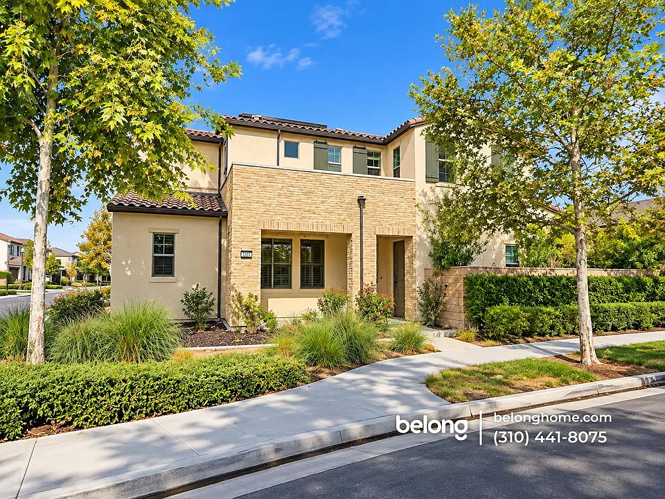 2613 E Clara Ln