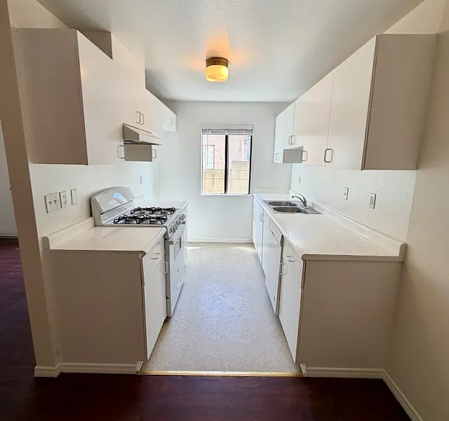 2253 N Niagara St — Photo 3