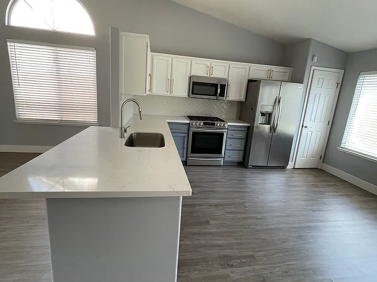 9361 Castleview Dr — Photo 20