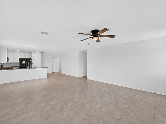 5th image of 320 Dewberry St