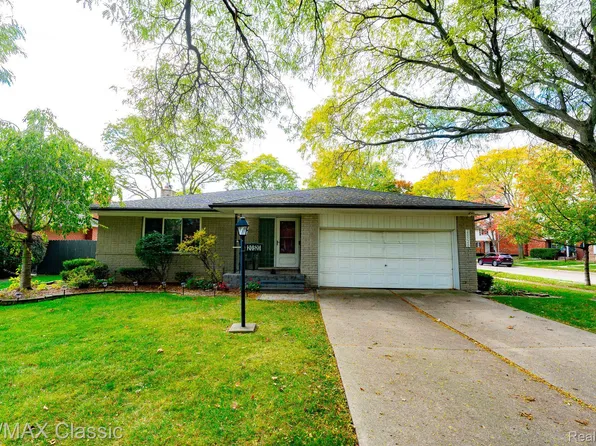 20520 Williamsburg Ct, Harper Woods, MI 48225