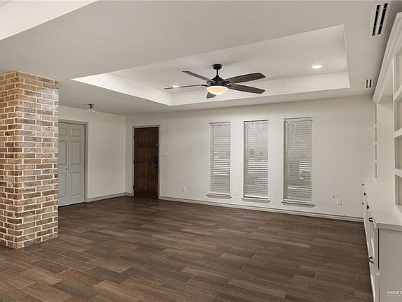 4th image of 204 W Iris Ave