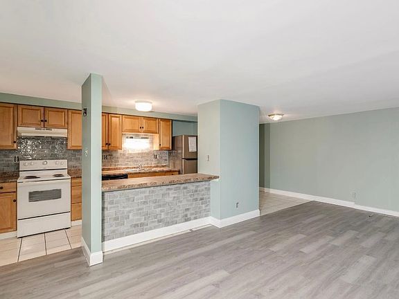 3rd image of 87 Sweetfern Ct