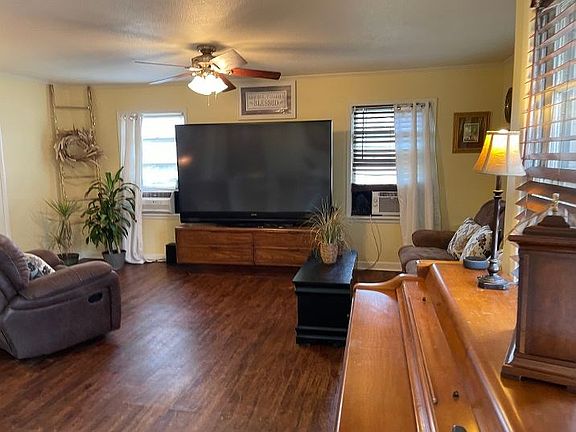 3rd image of 205 Chestnut Dr