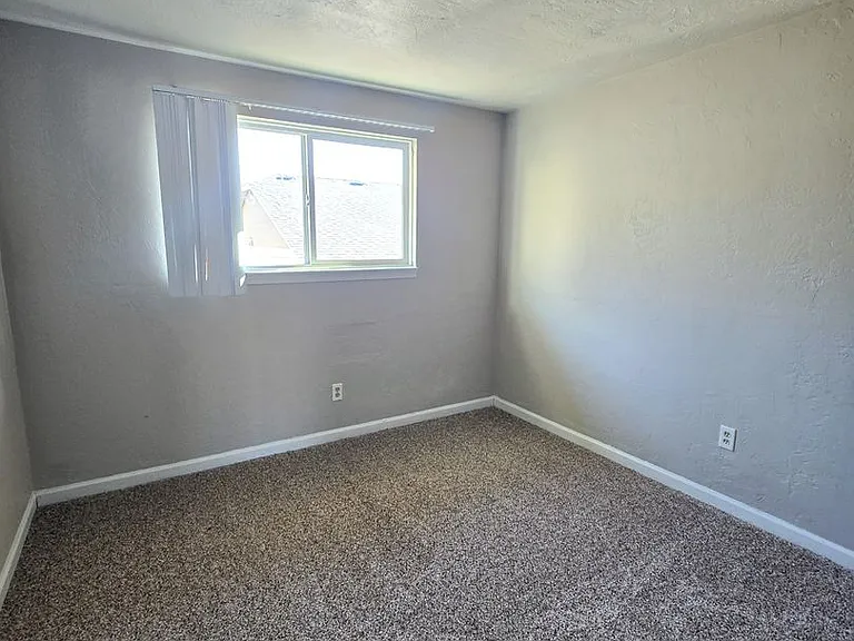 Apartment in West Salem near banks, shopping areas, bus lines, and downtown! ~ Colonial — Photo 95