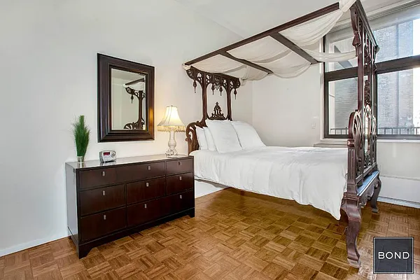 Sold by Bond New York | media 2