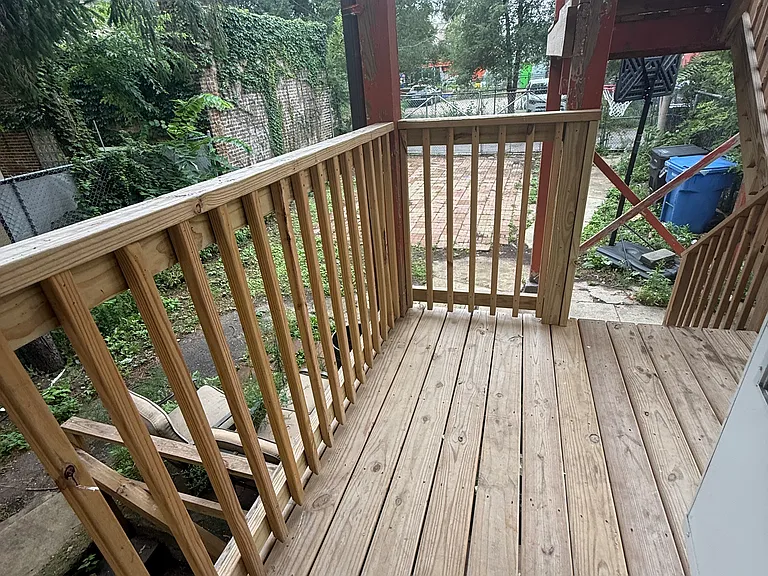 N Marshfield Ave — Photo 14