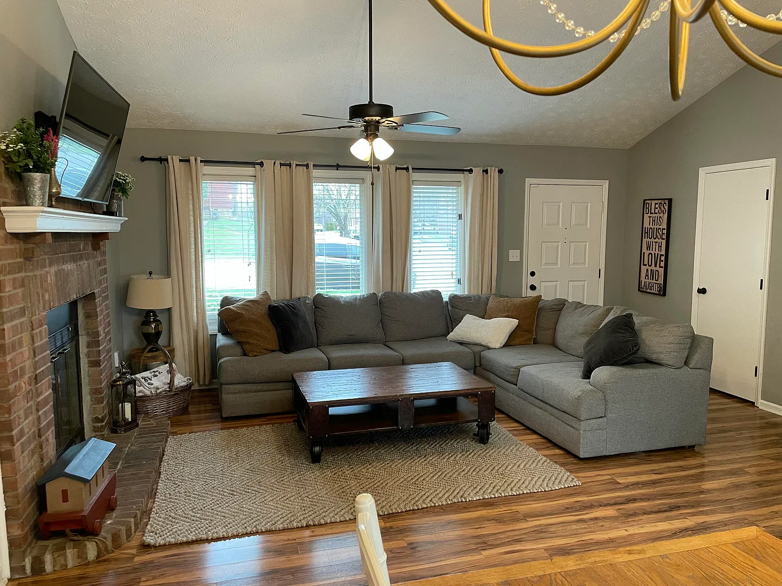 3 bed, 2.5 bath, 1850 sqft, $2,100 — Photo 2