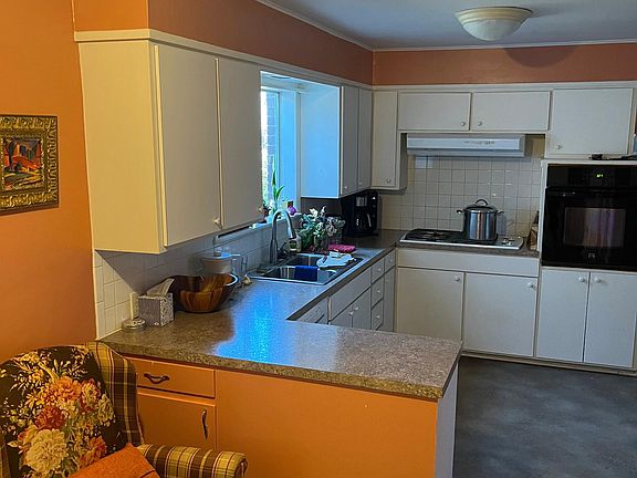 Shared, fully furnished kitchen & seating area.