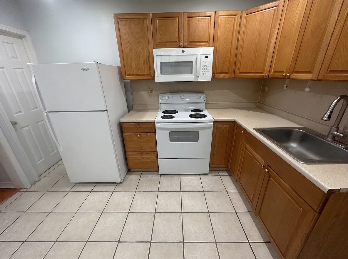4 bed, 960 sqft, $1,900 — Photo 3