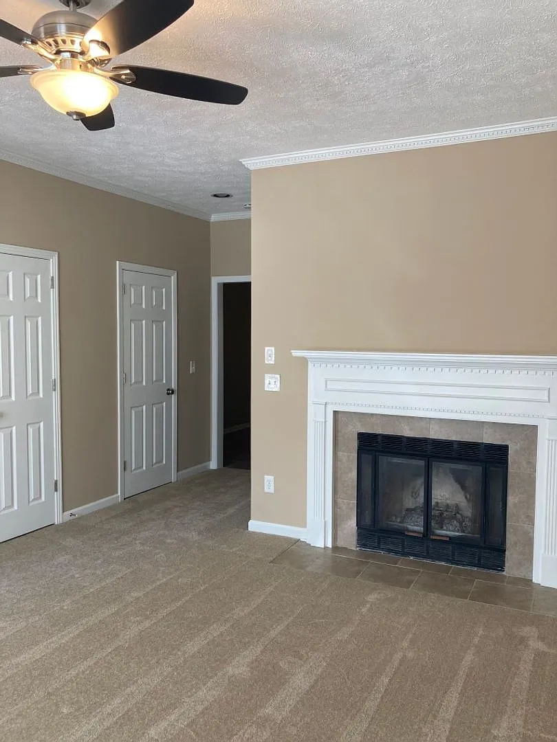 Beautifully Renovated Townhome — Photo 4