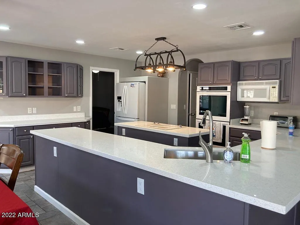 6 bed, 2593 sqft, $4,199 — Photo 4