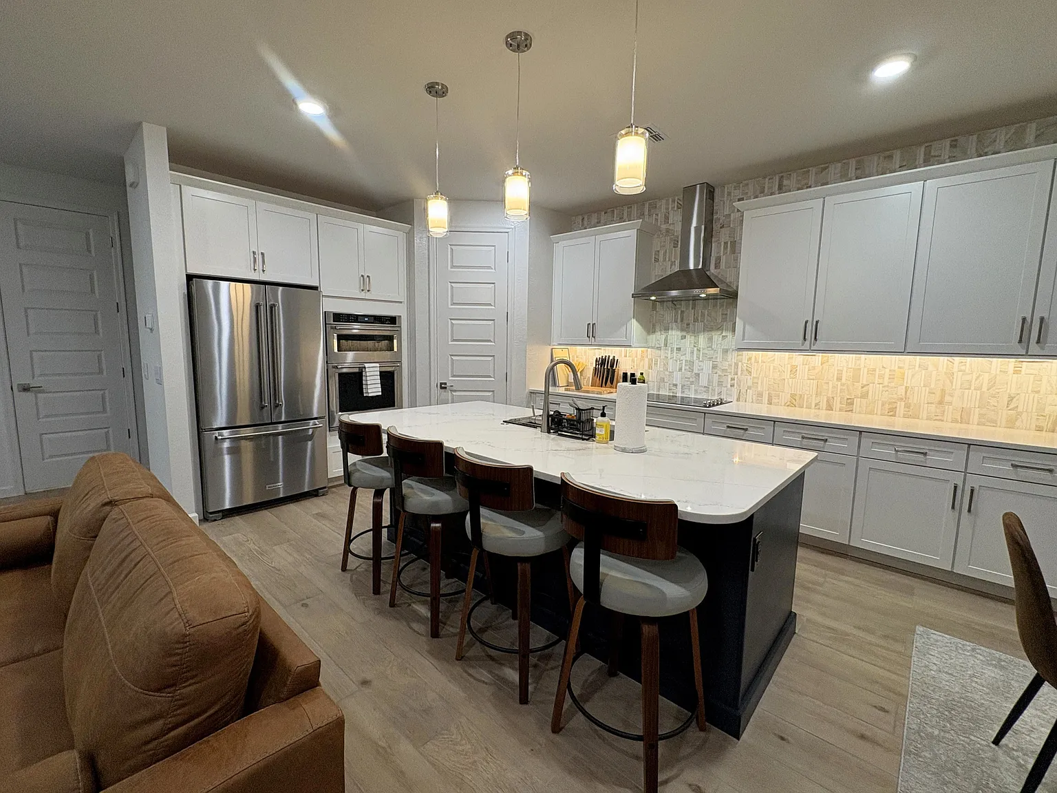 3 bed, 2.5 bath, 1988 sqft, $3,400 — Photo 3