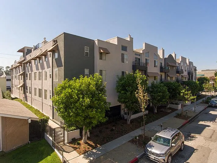 Warner Pointe — Photo 30