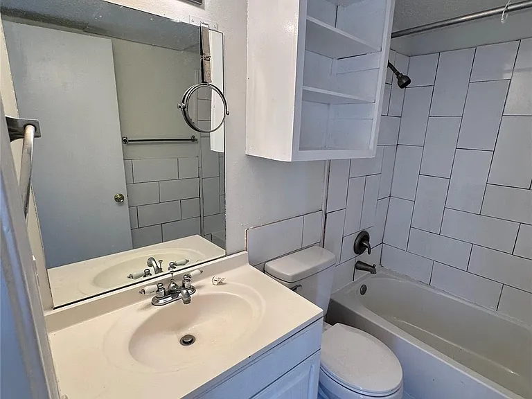 4322 Gillis St #205 — Photo 10