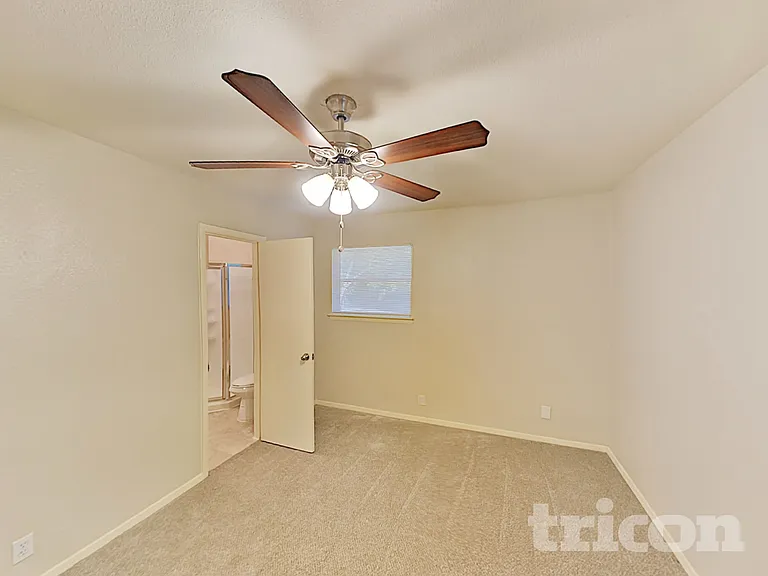 204 NW Jayellen Ave — Photo 6