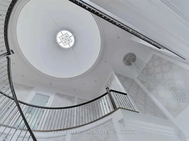 98 Upper Canada Dr — Photo 4