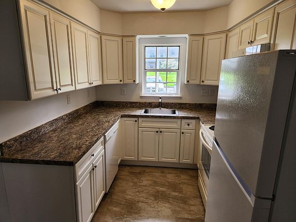 3rd image of 544 Lancaster Ct #544