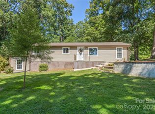 425 Lyndhurst Dr, Hendersonville, NC 28791