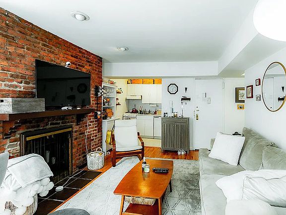 2nd image of 146 E 39th St APT 3C