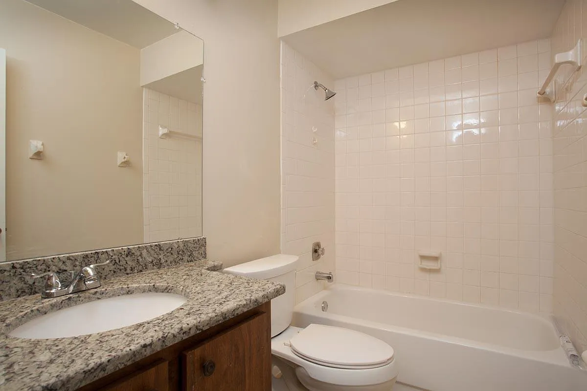 3 bed, 1200 sqft, $2,200 — Photo 4