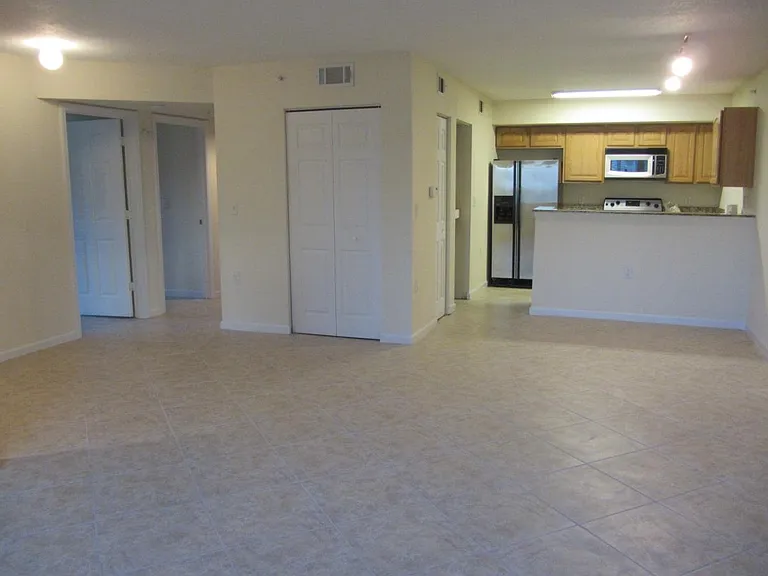 211 SW Palm Dr — Photo 7