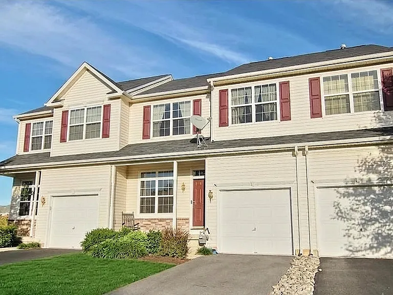 1077 Tudor Dr — Photo 2