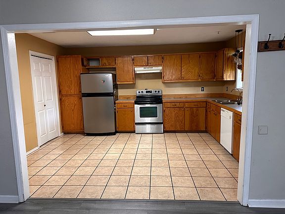 5th image of 405 Pine Valley Dr