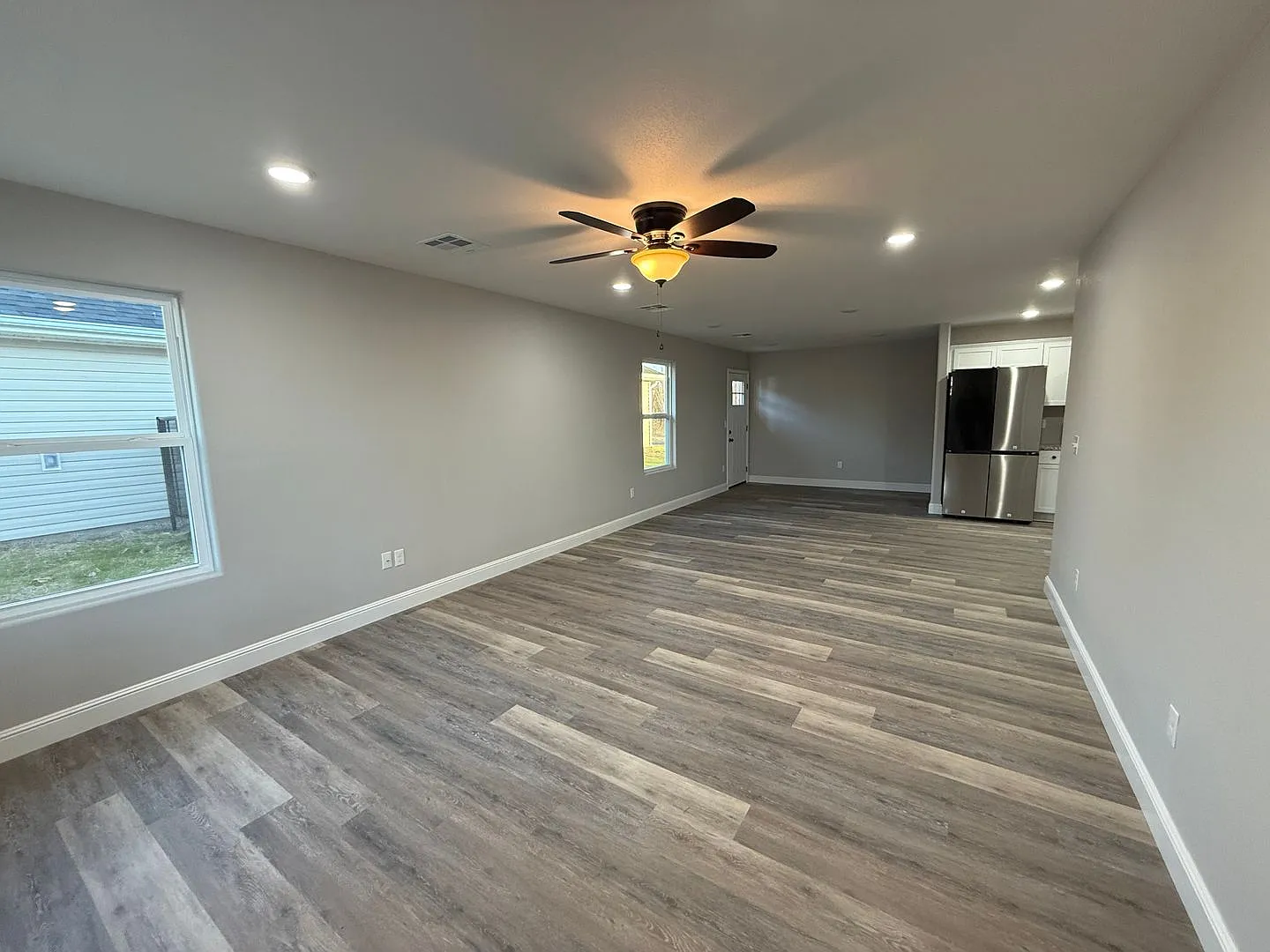 Coming Soon:: Brand New Build: 3 Bedroom/ 2 Bathroom House In Carterville Mo With 2 Car Garage — Photo 3