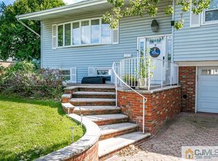 2 Merker Dr, Edison, NJ 08837