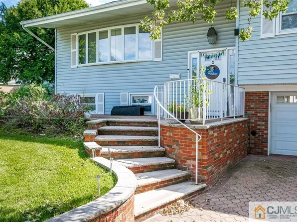 2 Merker Dr, Edison, NJ 08837