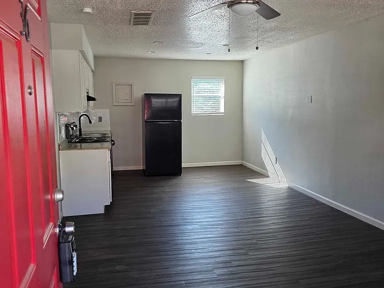 1606 Elkhart Ave — Photo 2