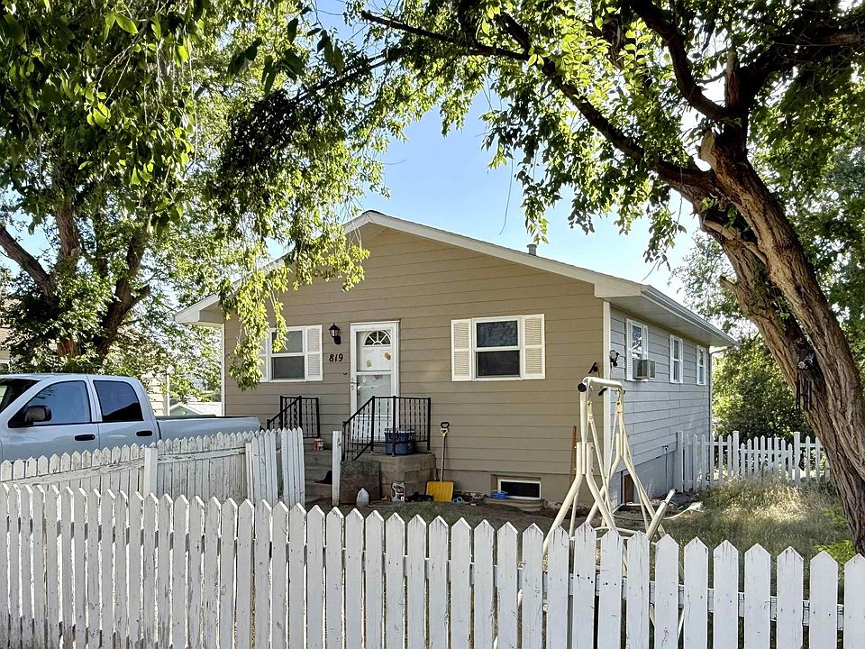 1st image of 819 Blaine Ave
