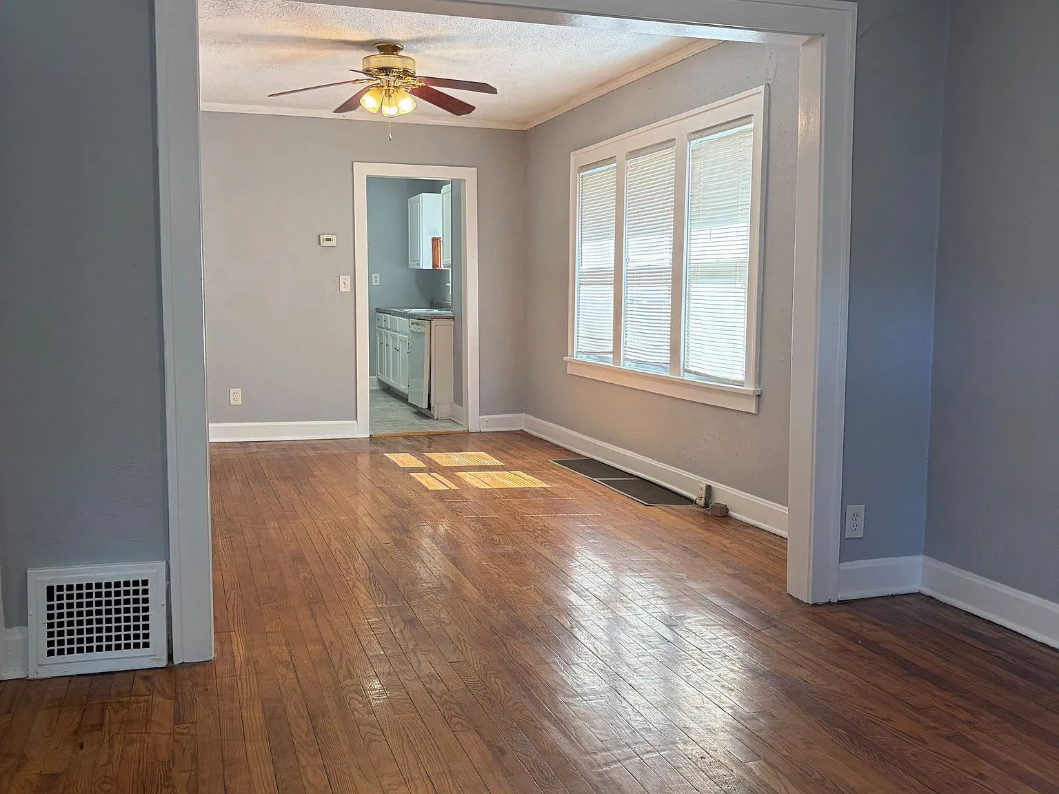 3 bed, 921 sqft, $1,300 — Photo 2