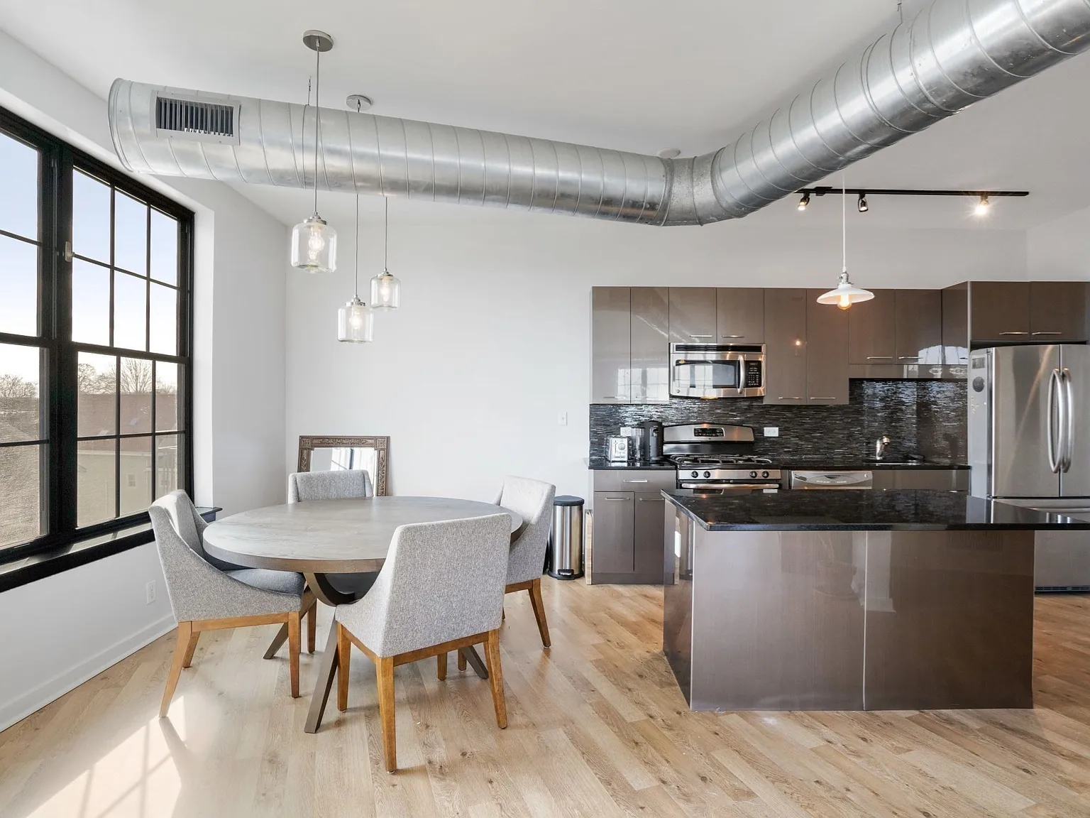 1 bed, 1.0 bath, 1320 sqft, $3,199 — Photo 2
