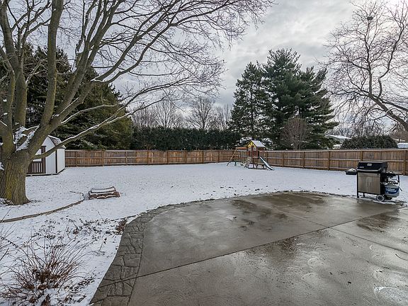 Patio/Private Back Yard