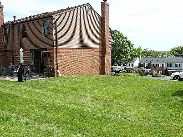 211 Greenwood Dr N — Photo 15